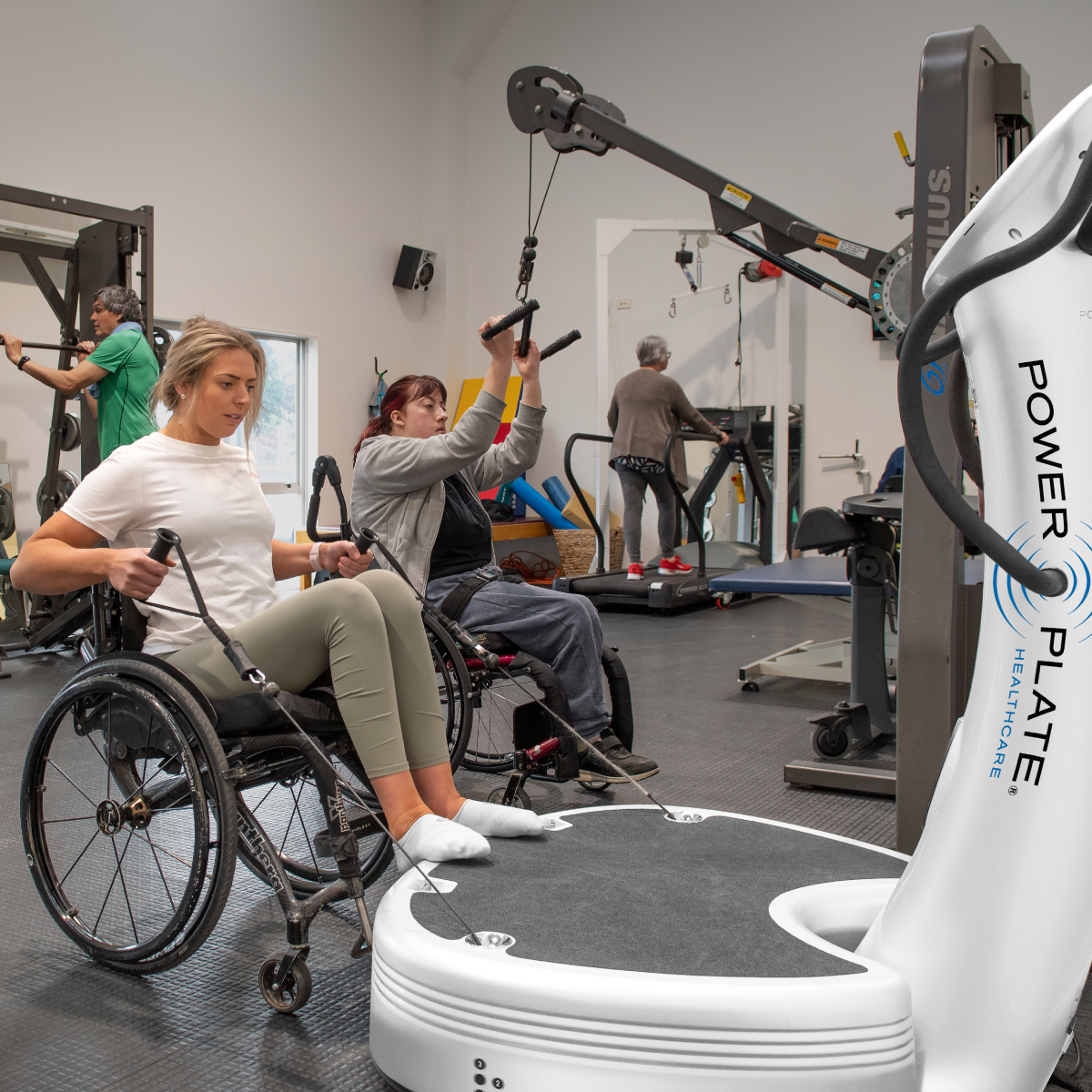 Woman in wheelchair using Power Plate pro7HC